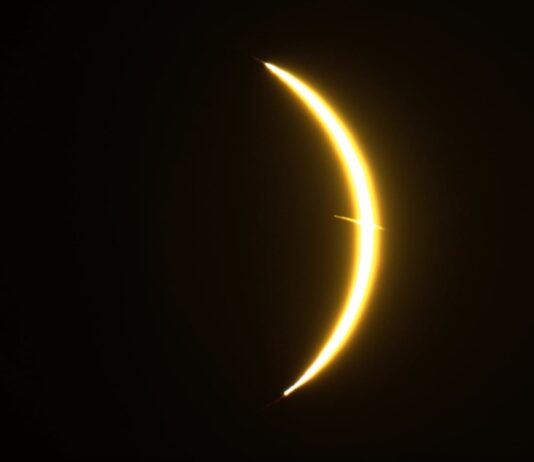 La NASA Resuelve el Enigma del Objeto que Cruzó el Sol Durante el Eclipse