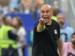 Desmayo del entrenador de Egipto en medio de un violento enfrentamiento familiar