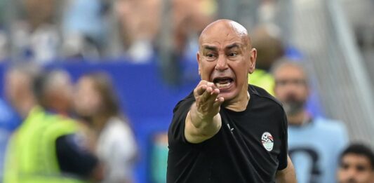 Desmayo del entrenador de Egipto en medio de un violento enfrentamiento familiar