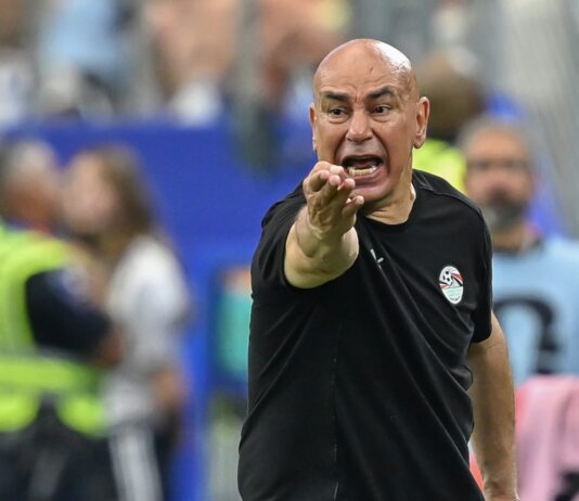 Desmayo del entrenador de Egipto en medio de un violento enfrentamiento familiar
