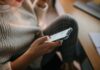 ¿Es Legal Revisar el Celular de Tu Pareja? Descubre la Verdadera Dimensión del Tema