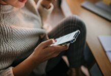 ¿Es Legal Revisar el Celular de Tu Pareja? Descubre la Verdadera Dimensión del Tema