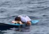 Surfista rinde homenaje a su perro tras 16 años de amistad en el mar