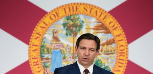 El gobernador DeSantis se pronuncia sobre la calma en el Atlántico durante la temporada de huracanes