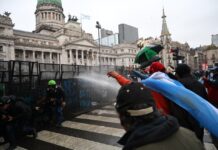 Violencia en el Congreso: La Policía Desaloja Manifestantes Contra la Ley de Tierras