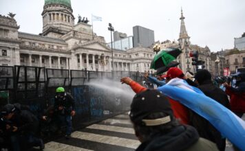 Violencia en el Congreso: La Policía Desaloja Manifestantes Contra la Ley de Tierras