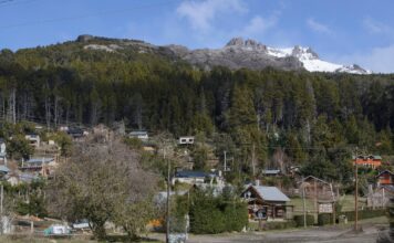 Millonaria multa a comercio por vender productos vencidos en aldea turística