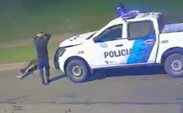 Impactante atropello: Un patrullero de la Policía Bonaerense arrolla a un hombre en plena emergencia