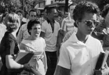 La poderosa historia detrás de la emblemática fotografía que unió y separó a dos jóvenes