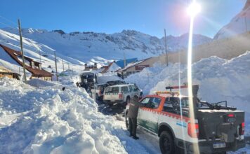 Evacuan a más de 200 turistas en Mendoza por un severo temporal de nieve