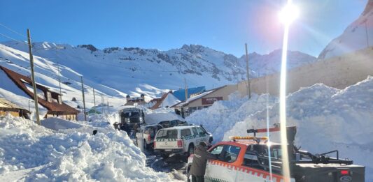 Evacuan a más de 200 turistas en Mendoza por un severo temporal de nieve
