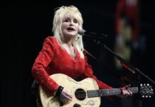Dolly Parton: La infancia en una cabaña que forjó una leyenda de la música country