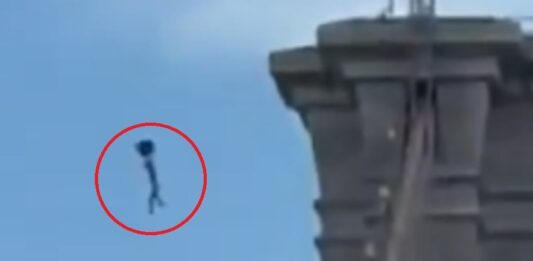 Hombre desnudo salta del puente de Brooklyn con mochila improvisada y sobrevive
