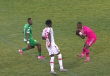 El insólito blooper de un arquero sudafricano que sorprende al mundo del fútbol