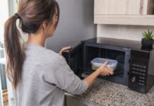 Expertos advierten sobre los peligros del plástico en el microondas