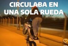Motociclista sancionado severamente por maniobras temerarias: licencia suspendida hasta 2099