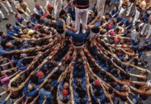 Las Fiestas de Gracia: Tradición y Comunidad en Cada Torre Humana
