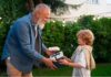 El Significado Detrás de Regalar Pertenencias a los 70 Años: Una Perspectiva Psicológica