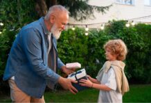 El Significado Detrás de Regalar Pertenencias a los 70 Años: Una Perspectiva Psicológica