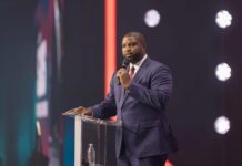 Byron Donalds propone deportaciones para migrantes con TPS vencido en Florida