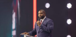Byron Donalds propone deportaciones para migrantes con TPS vencido en Florida