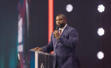Byron Donalds propone deportaciones para migrantes con TPS vencido en Florida