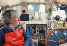Nikki: La mujer de 77 años que desafía las olas y la soledad en su velero
