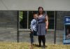 La historia de Cindy Mora: Una madre soltera construye su hogar con bloques de plástico reciclado