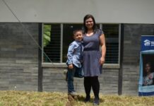 La historia de Cindy Mora: Una madre soltera construye su hogar con bloques de plástico reciclado