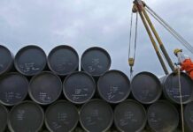 El precio del petróleo se desploma por debajo de los US$80 tras acuerdo en Medio Oriente