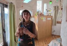 La revolución de las tiny houses: Mariana construye su hogar con parabrisas y barro