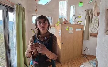 La revolución de las tiny houses: Mariana construye su hogar con parabrisas y barro