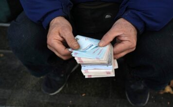 El Significado Oculto de Encontrar Dinero en la Calle Según la Numerología