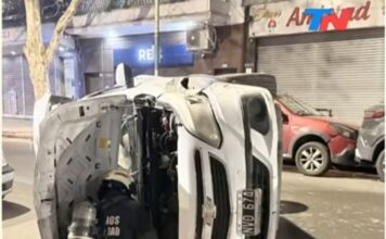 Impactante choque y vuelco en plena mañana en Liniers