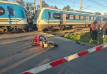 Tragedia en City Bell: Joven motociclista muere tras ser atropellado por tren Roca