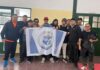 Polémica por el Uso de Bandera Partidaria en Entrega de Zapatillas en una Escuela