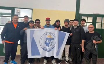 Polémica por el Uso de Bandera Partidaria en Entrega de Zapatillas en una Escuela