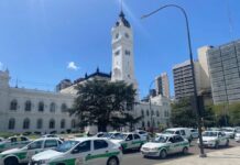 Acuerdo entre taxistas y conductores de apps para reducir conflictos en La Plata
