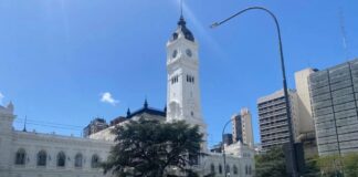 Acuerdo entre taxistas y conductores de apps para reducir conflictos en La Plata