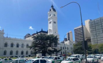Acuerdo entre taxistas y conductores de apps para reducir conflictos en La Plata