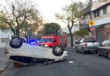 Impactante vuelco de un vehículo en Villa Lugano tras choque