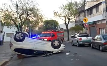 Impactante vuelco de un vehículo en Villa Lugano tras choque