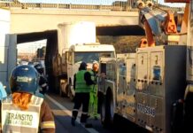 Caos vehicular en la General Paz por camión atascado bajo un puente