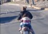 Indignación por video de mujer conduciendo moto con su hija y bebiendo cerveza