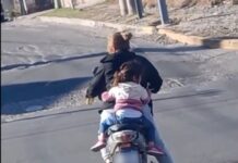 Indignación por video de mujer conduciendo moto con su hija y bebiendo cerveza