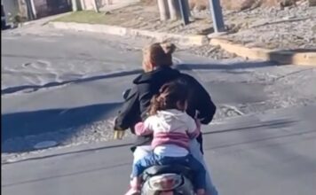 Indignación por video de mujer conduciendo moto con su hija y bebiendo cerveza