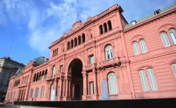 Emergencia en Casa Rosada: Policía trasladada en helicóptero tras convulsiones