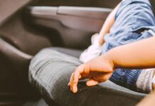 Rescatan a niña de siete años encerrada en un auto mientras su padre estaba en un boliche