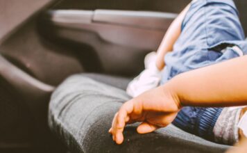 Rescatan a niña de siete años encerrada en un auto mientras su padre estaba en un boliche