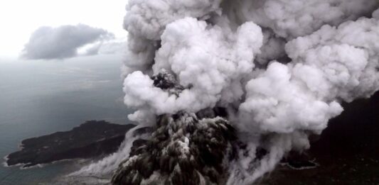 Cierre de Aeropuertos en Indonesia Tras Erupción del Volcán Anak Krakatoa